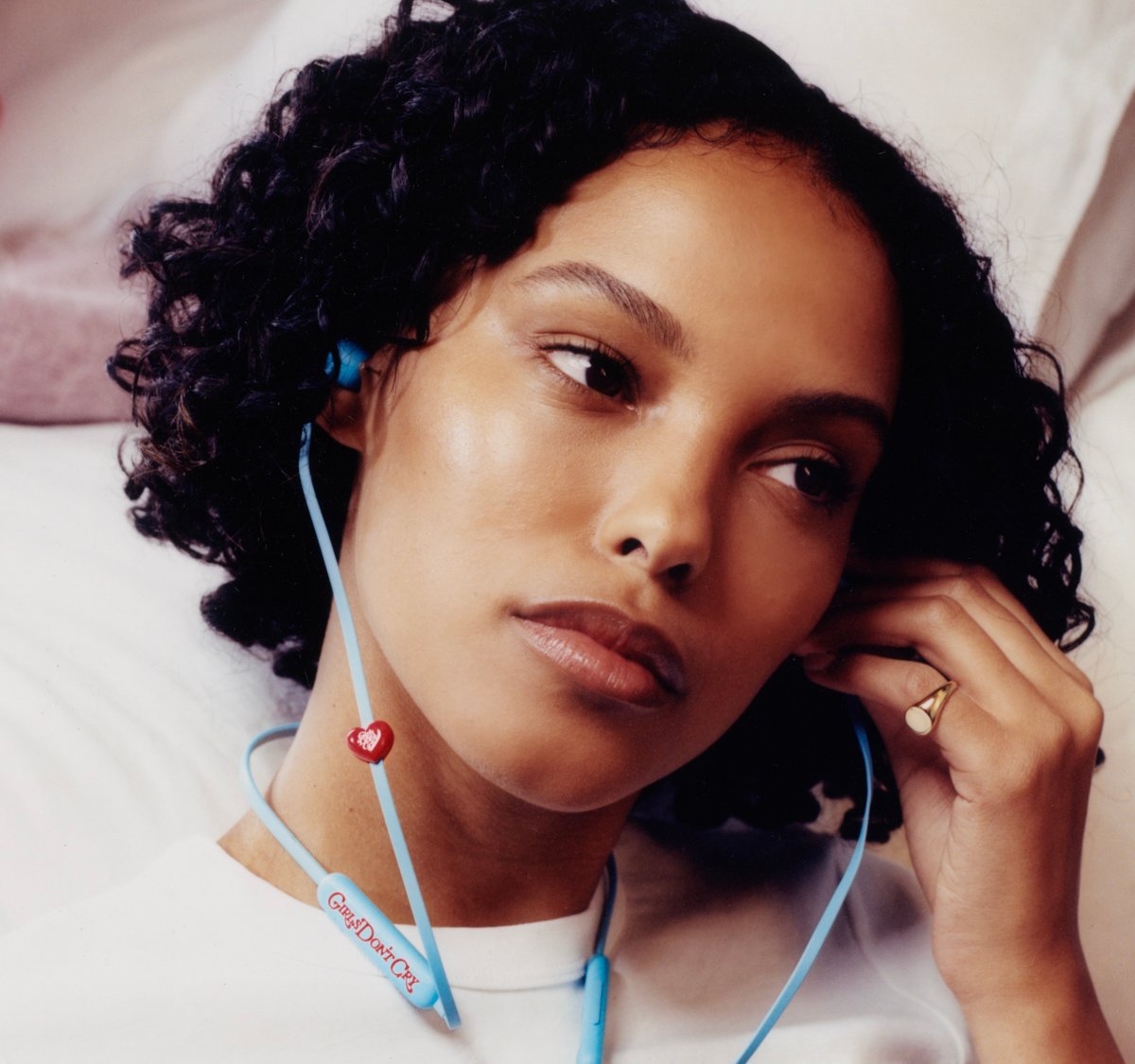 ビーツがガールズ ドント クライとコラボ、ハートチャーム付きの