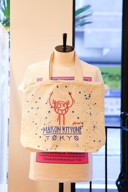 メゾン キツネ東京店を飾るアンドレのポスターアート 限定アイテムの販売も