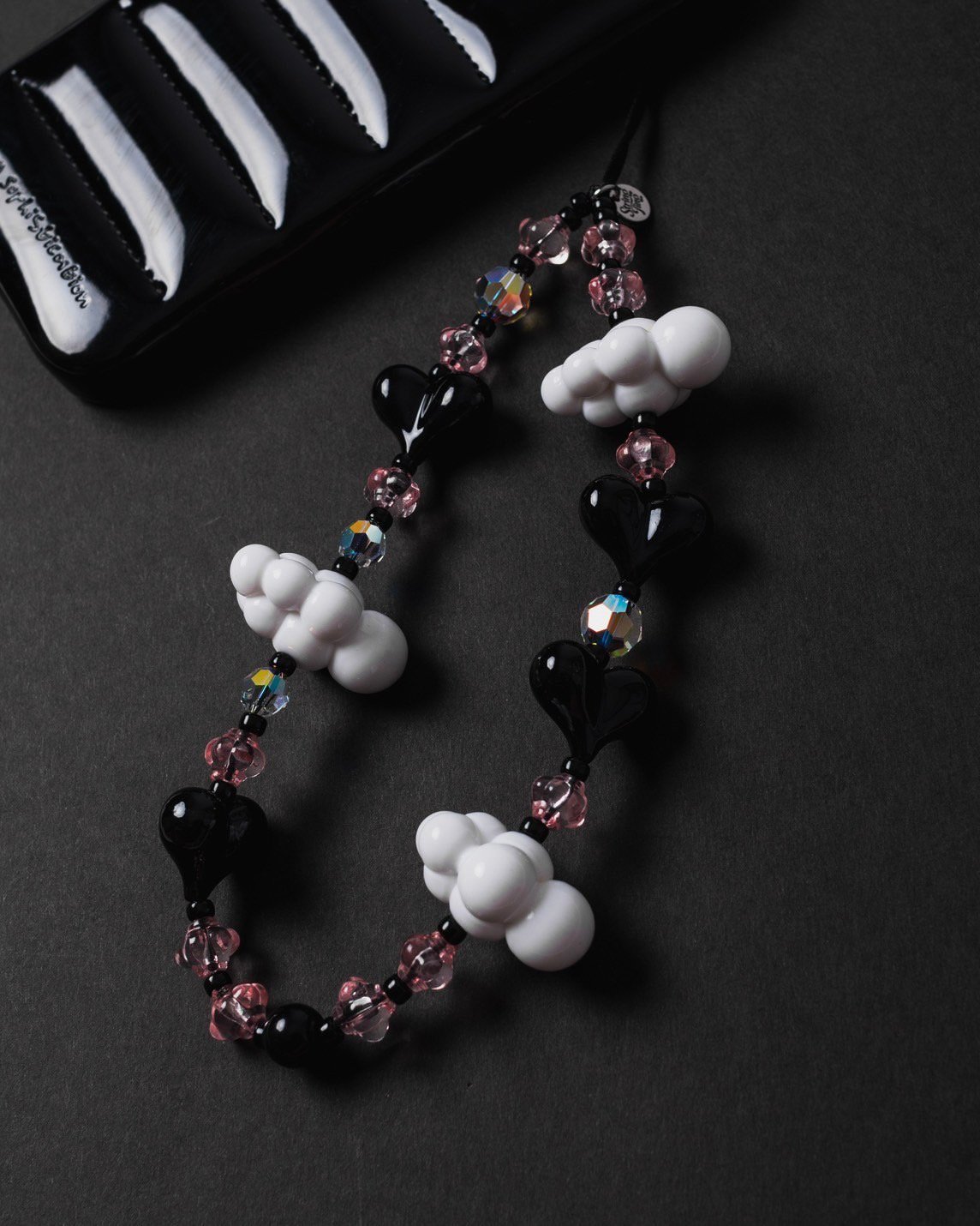 BLACKPINKやNewJeansが愛用する携帯ストラップ「ストリング ティング