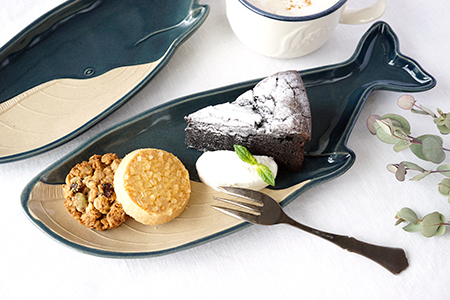 キ32 シロナガスクジラの大きなお皿 - 益子焼の小さな窯元「よしざわ