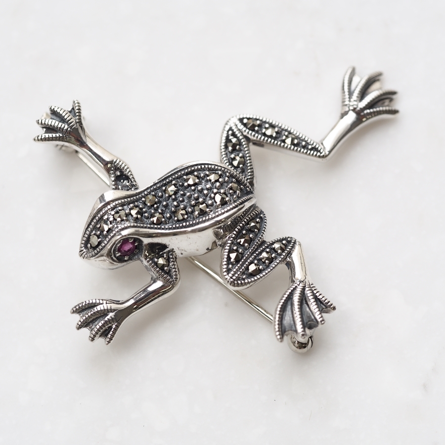 202C0036-RB】SV ルビー カエル ブローチ | 【碌山】公式 卸専用
