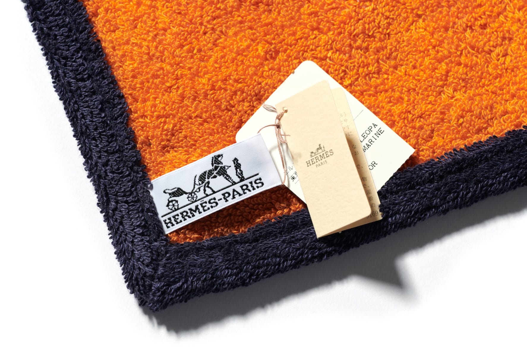 エルメスのビーチタオルは ソファカバーにも使えて、一粒で何度も