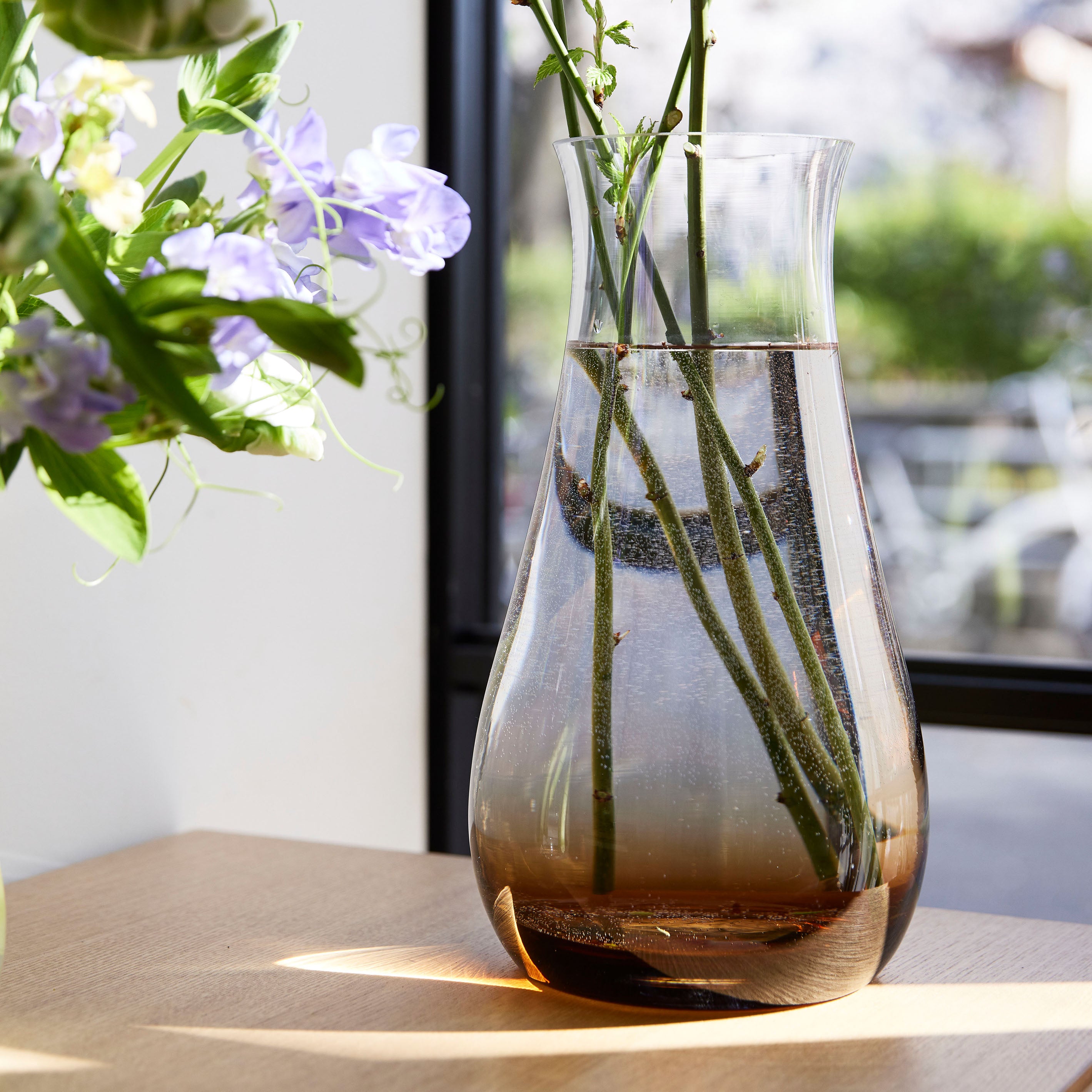 シンプルで機能的な、透明・茶色のグラデーションカラーが魅力のガラス