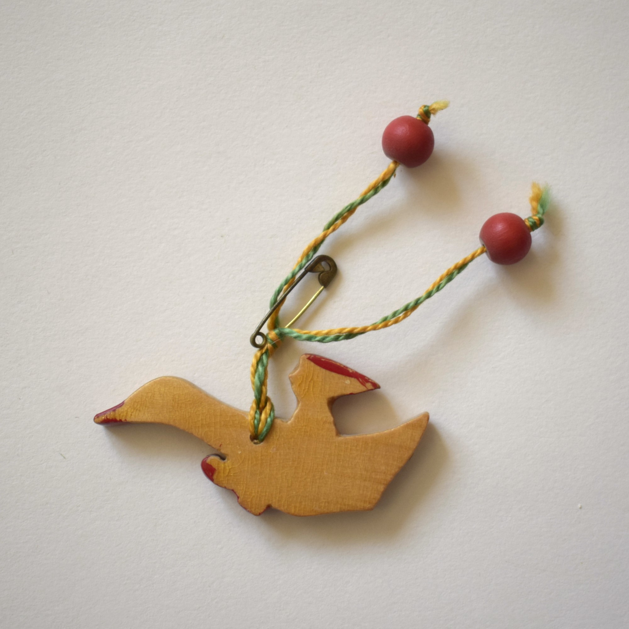 ニルスのふしぎな旅 ・木製ブローチ / スウェーデン | florantik