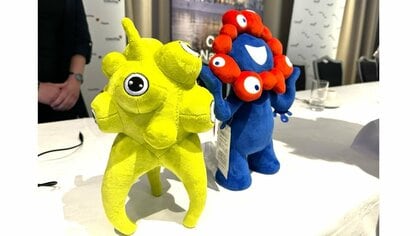 EXPO2025万博 レネ チェコ館 透明ガラスアートオブジェとぬいぐるみ