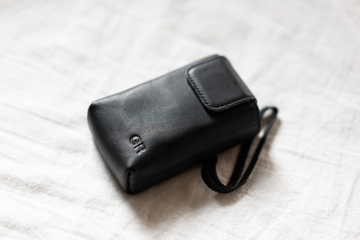 レビュー】RICOH GR3 純正レザーソフトケースGC-10は質感が素晴らしい