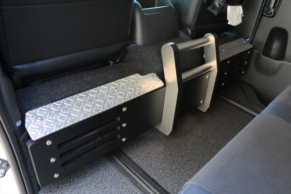 ハイエース200系 スーパーGL フットレスト 運転席側 足おき台