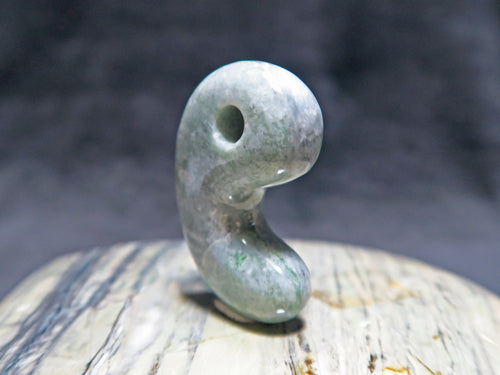 日本翡翠・糸魚川産・古代型・本勾玉（金山谷） – 天然石の店 ふうちゃん