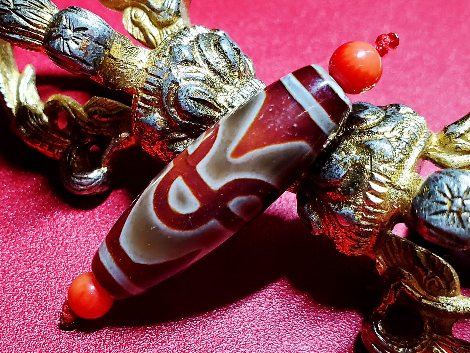 赤財神天珠・六弁虎牙蓮花天珠／約38×12mm前後 – 天然石