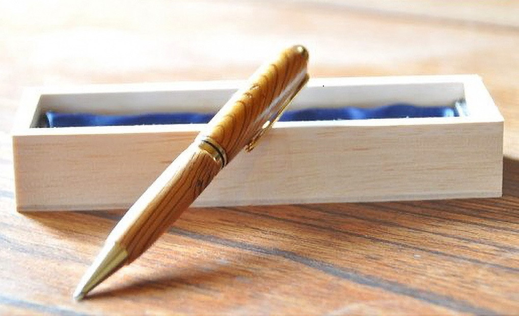希少材、屋久杉を使用した杢目の美しい手作りボールペン | バック