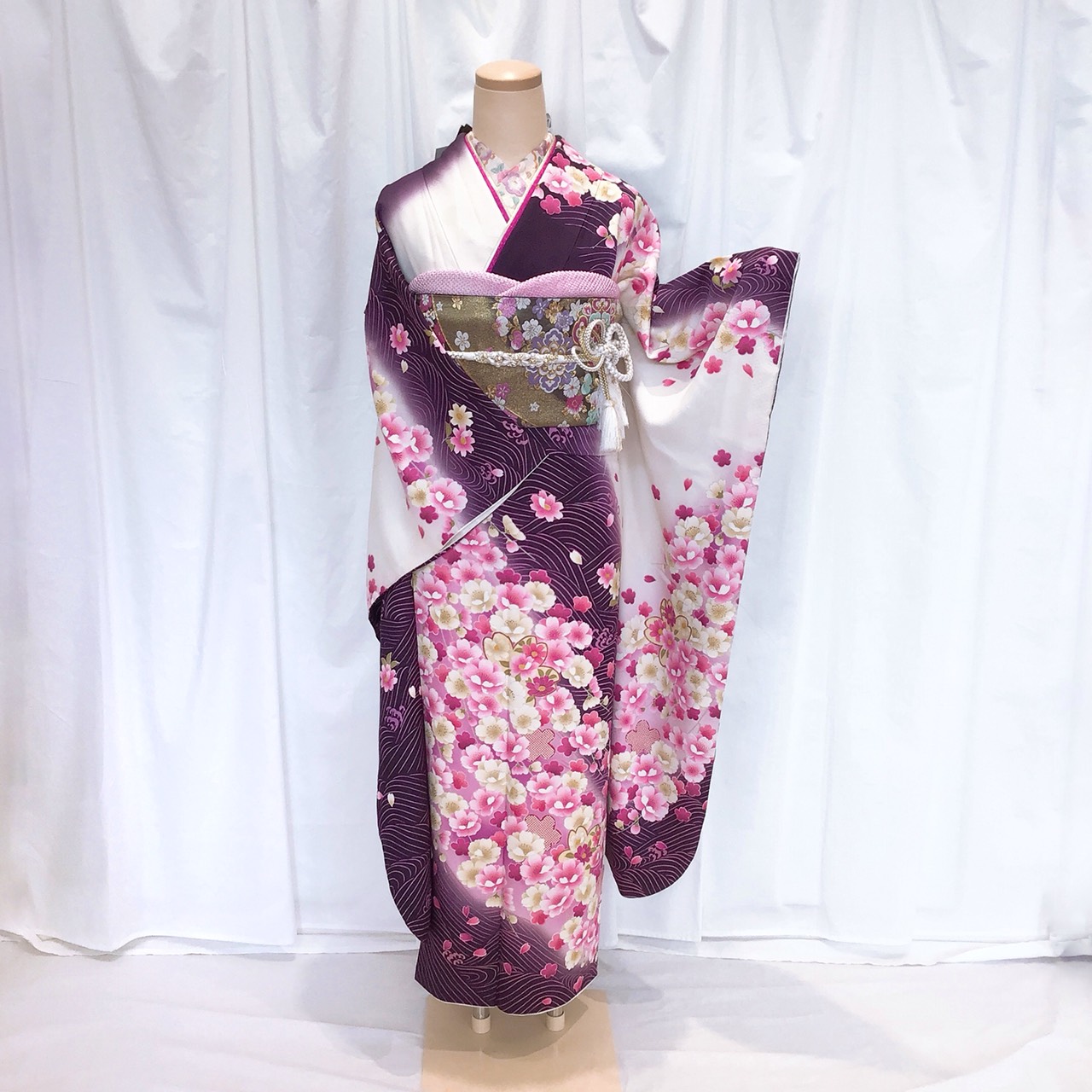 振袖 豪華 銀通し 刺繍 金彩 紋意匠 百合 身丈166cm 振袖 豪華 銀通し 刺繍