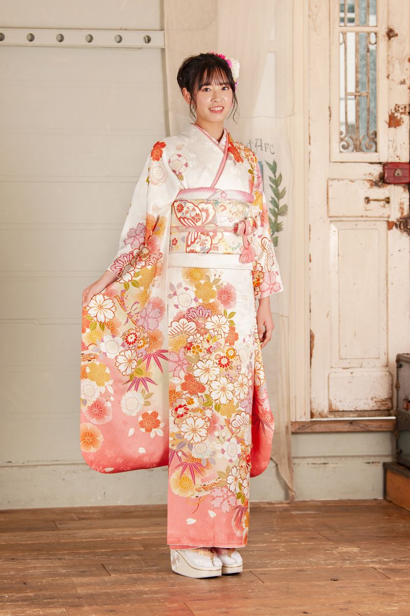 振袖］正絹 やわらかい白 ぼかし 桜 菊 草花 毬 流水 地紋 ママ振り