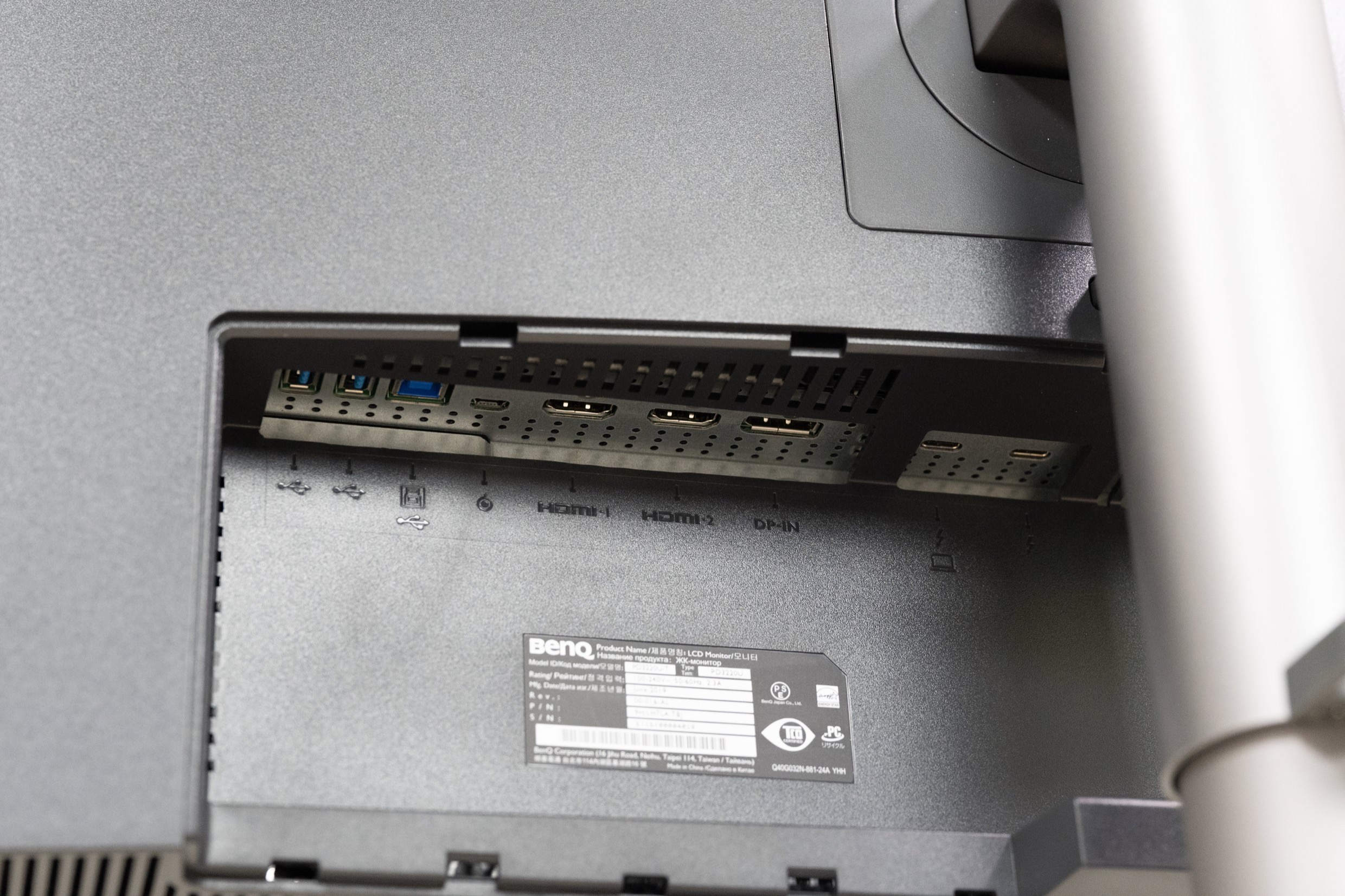 物理ダイアルなど装備充実。BenQのクリエイター向け31.5インチ4K UHD