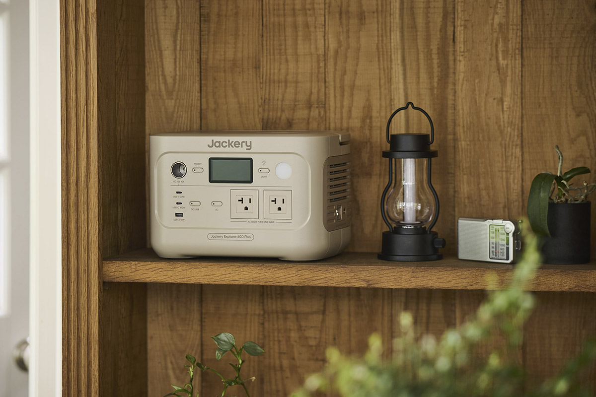 Jackery、ポータブル電源にインテリアに馴染む新色「サンドゴールド
