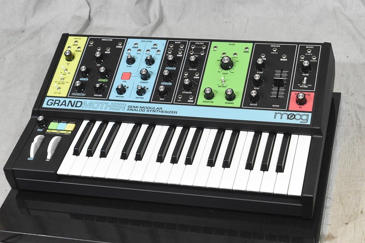 MOOG GRANDMOTHER モーグ アナログシンセサイザー - 楽器の買取屋さん