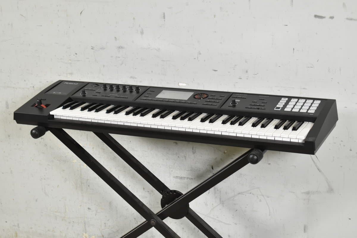 Roland FA-06 シンセサイザー ケースとダンパーペダルDP-10付き