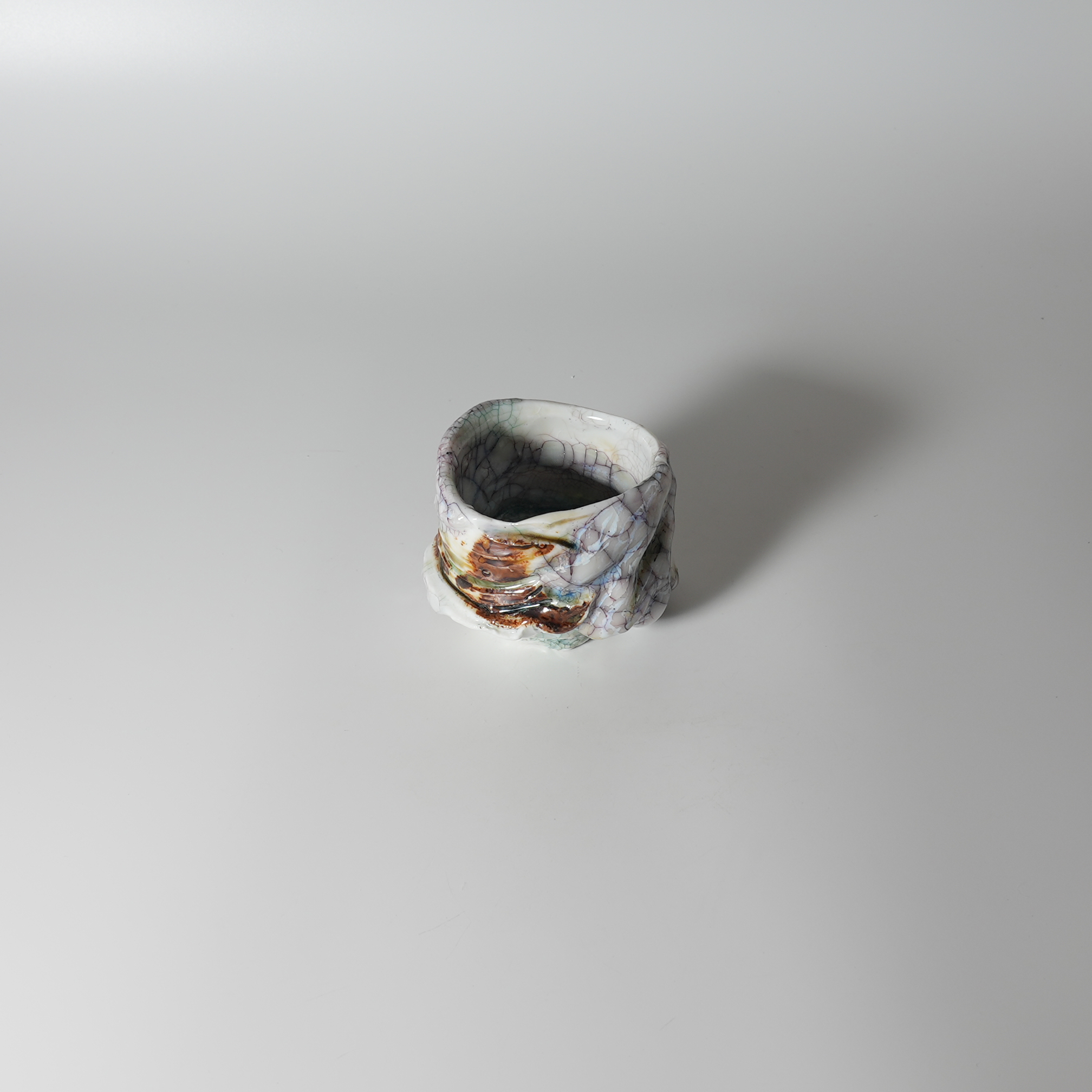 漆貫入彩青白磁ぐい呑 氏家昴大 | ギャラリー千陶