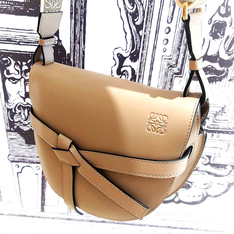 ロエベ LOEWE ブローチ アナグラム ゴールドカラー ロエベ 111 25 020