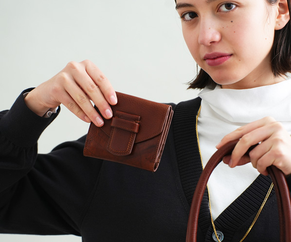 ゲンテン エクバターナ 三つ折り財布 コニャック 革財布、バッグの