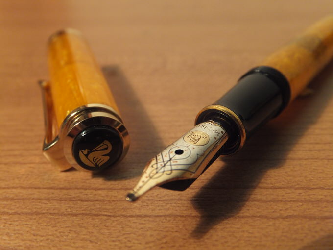 スーベレーンM320(ペリカン)が6本目の万年筆! オレンジのボディと型番