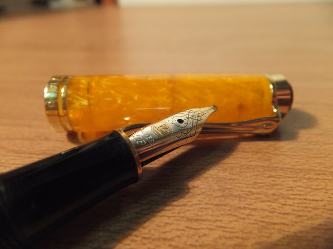 スーベレーンM320(ペリカン)が6本目の万年筆! オレンジのボディと型番