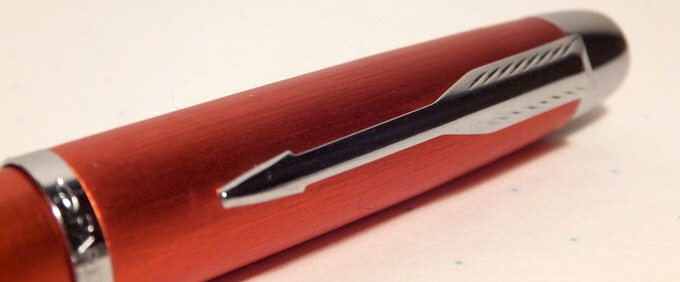 パーカーの万年筆・IMプレミアム ビッグレッド。シュッとした流線型な