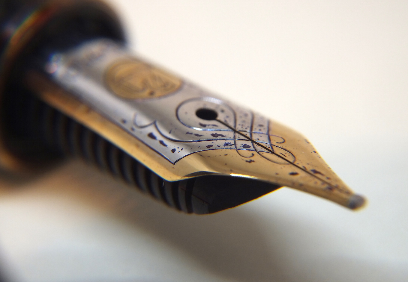 ペリカンの万年筆「スーベレーンM300」の1990年代モデル。天冠の2羽の