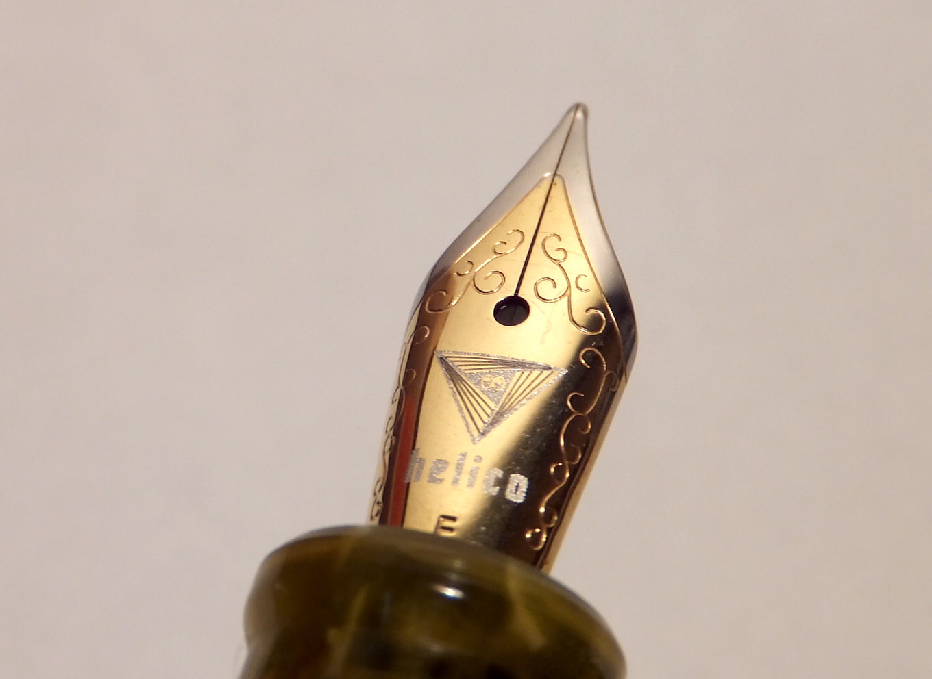 ヘリコ(helico)の小さな万年筆・シュクル。同じモノは二つと作れない一