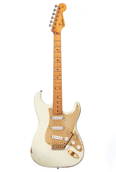 David Gilmourが彼の象徴的なブラックのストラトキャスターを含む120本