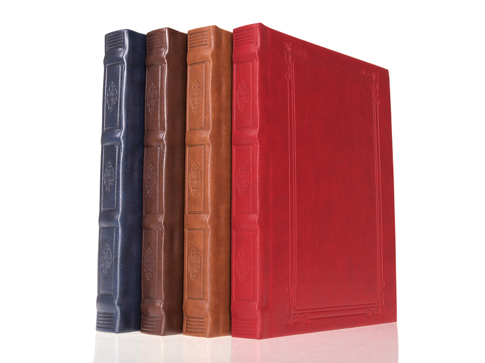 大切な思い出をカタチに残したくなる、クラシカルな本革調デザインの