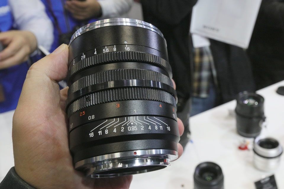 F0.95でも意外に小さい！超大口径50mm F0.95レンズに触ってきた【CP+