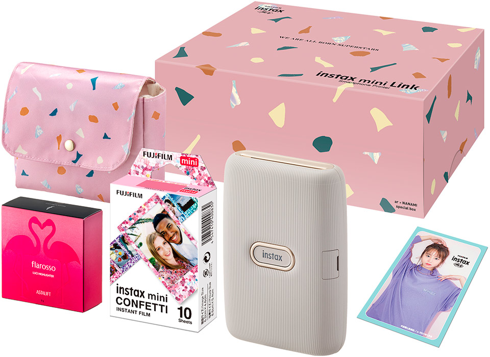 メイクアイテムとポーチがセットになった限定カラーの“チェキ”ギフト