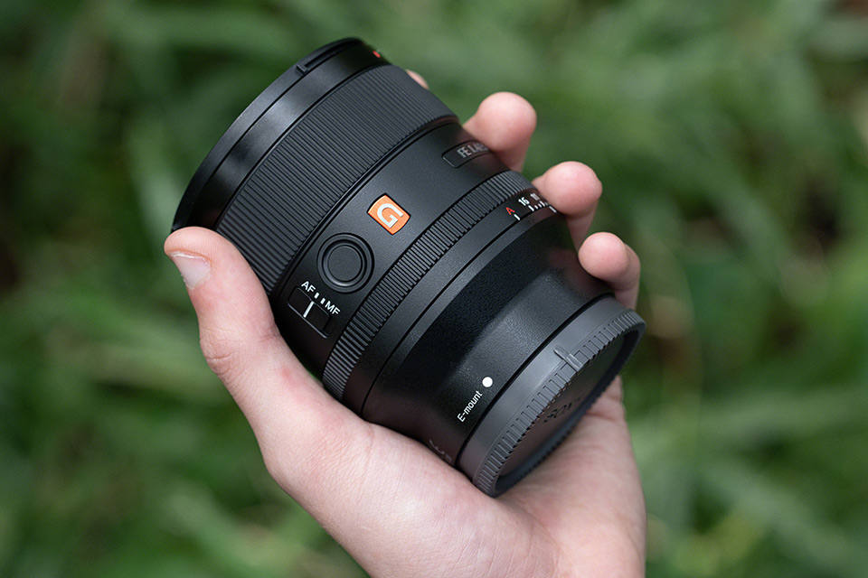 柔らかボケと高解像を両立、小型軽量のオールラウンド大口径広角レンズ