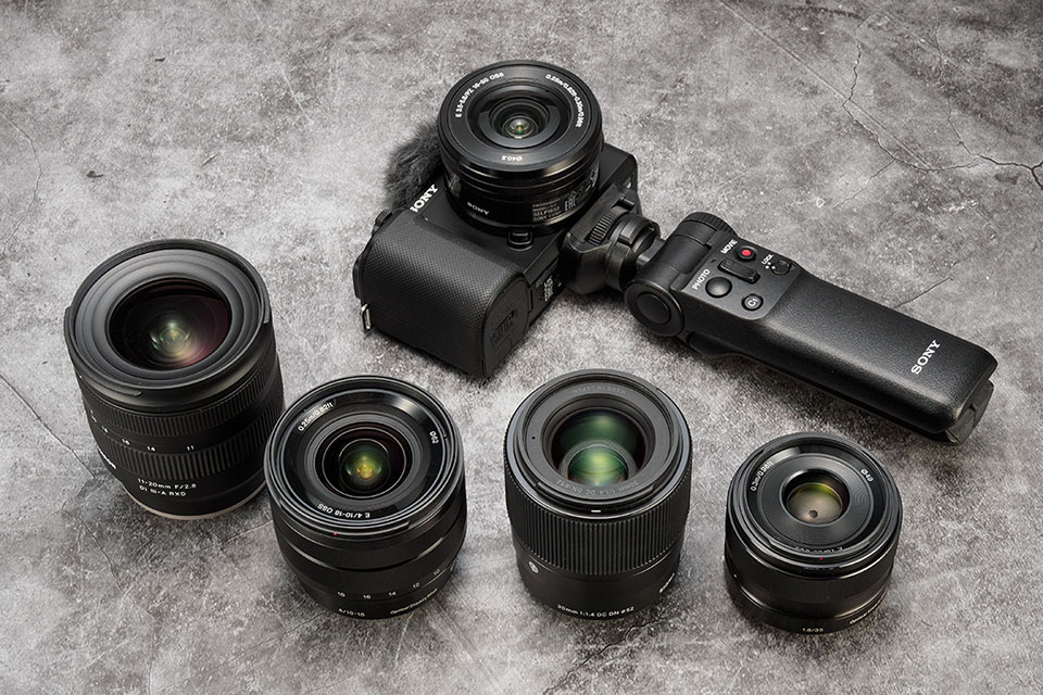 使い倒して実写検証！ ソニーZV-E10と超広角ズーム＆小型単焦点レンズ