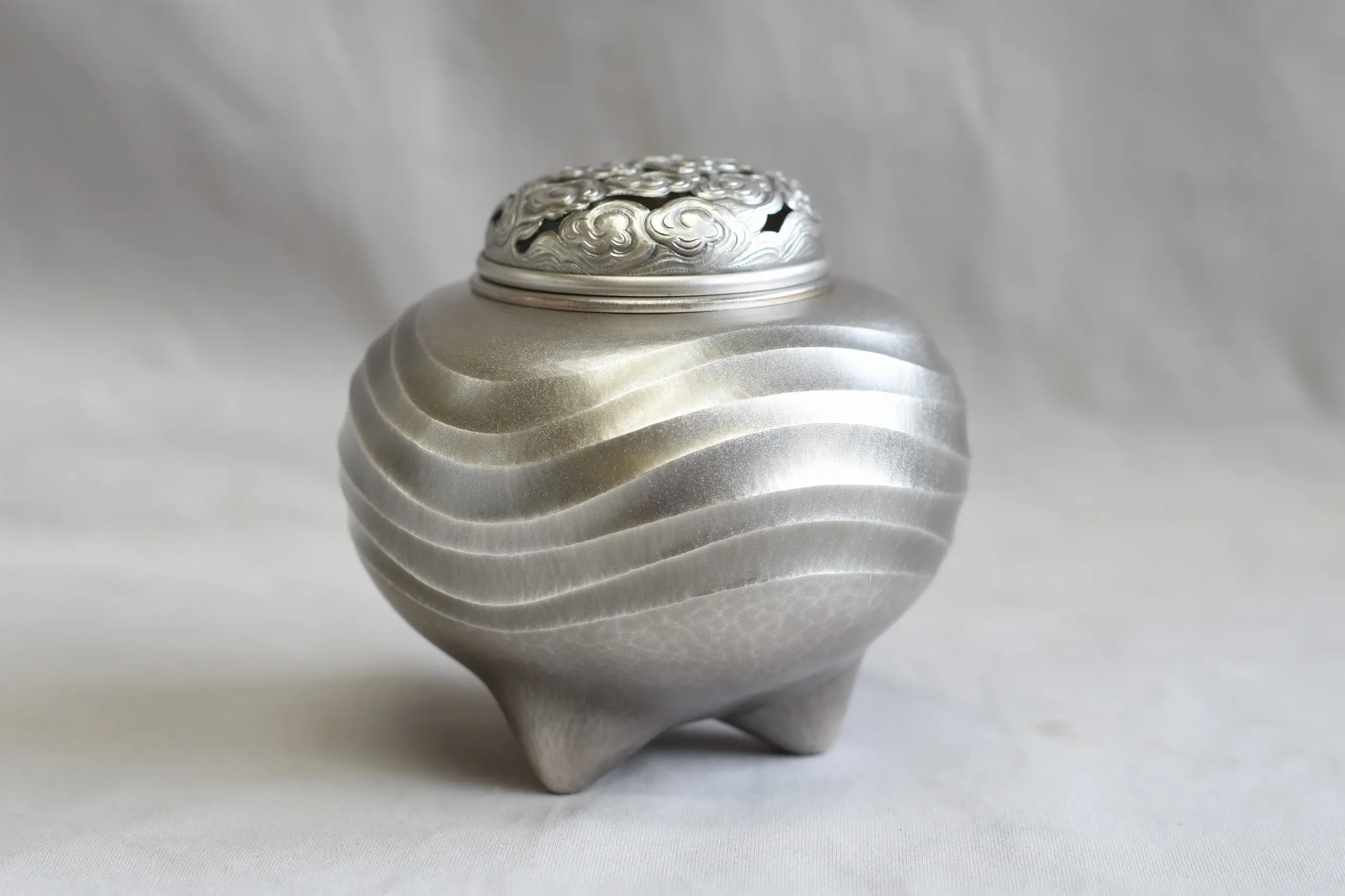 奥山峰石作・香炉『南鐐 雲水文』 ｜ 内藤銀器製作所