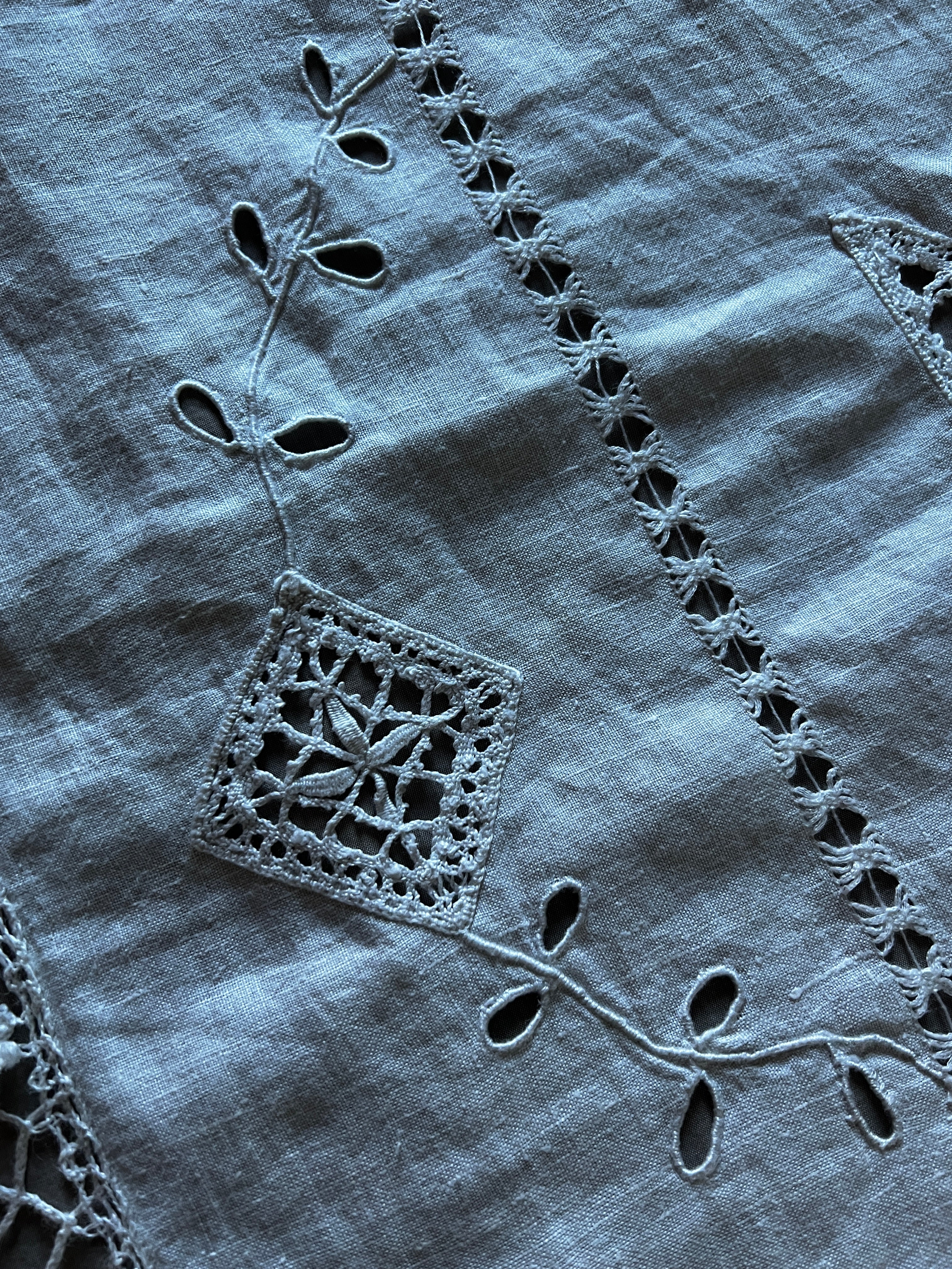 王冠+モノグラム刺繍とレースの大判クロス – France Antique 銀色