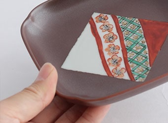 九谷美陶園 四寸角皿（吸坂手赤絵梅文）｜九谷焼のうつわ｜和食器通販