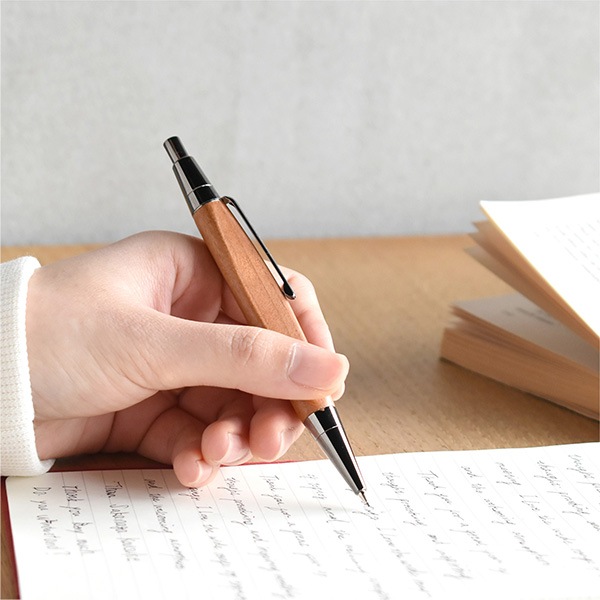 □「TRIANGLE BODY MECHANICAL PENCIL」銘木をプラスしたシャーペン