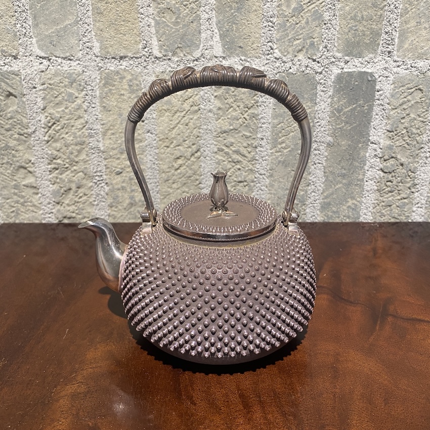 石黒光南「純銀製玉霰紋湯沸」 ｜ 名古屋 北岡技芳堂