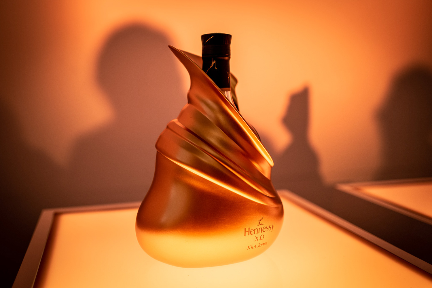 ヘネシー X.O｣とキム・ジョーンズがコラボ！ 限定デザインボトルの