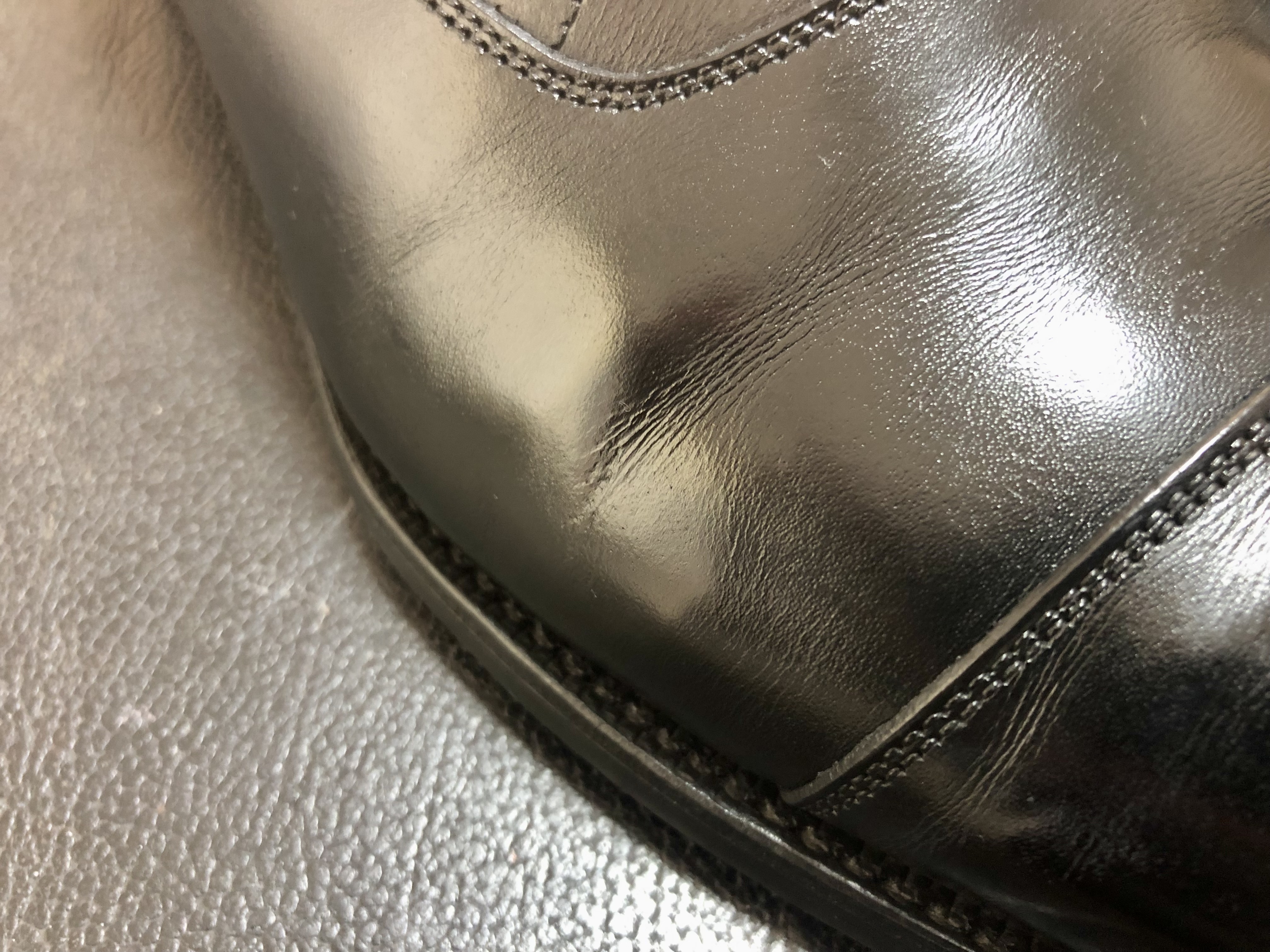 クロケット＆ジョーンズ・オードリーのひび割れ補修｜クラック修復から