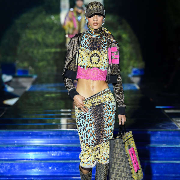 ヴェルサーチェ」と「フェンディ」がタッグを組んだコレクション