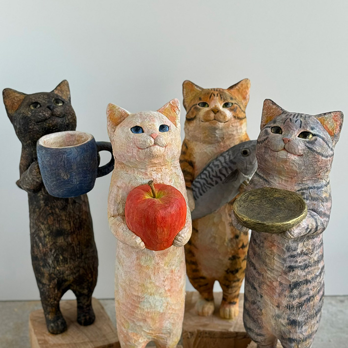 木彫りの作品に「なんと味わい深い猫ちゃんたち…」 彫刻家に話を聞くと