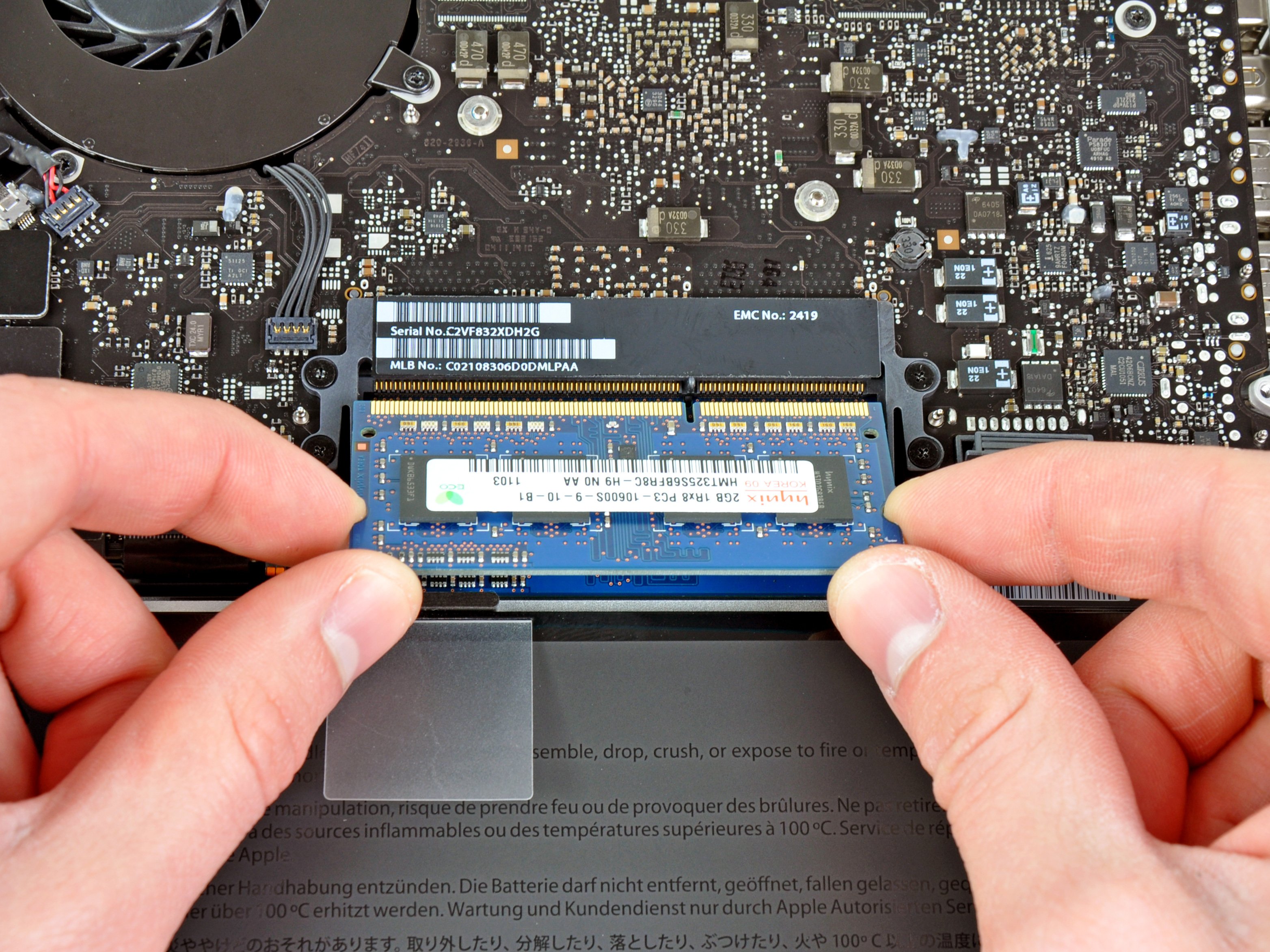 MacBook Pro 13インチ Unibody Early 2011 RAMの交換 - iFixit 修理ガイド