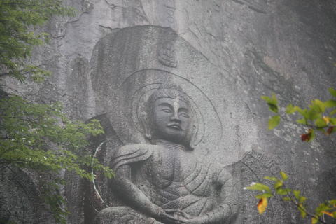 磨崖三尊大石仏