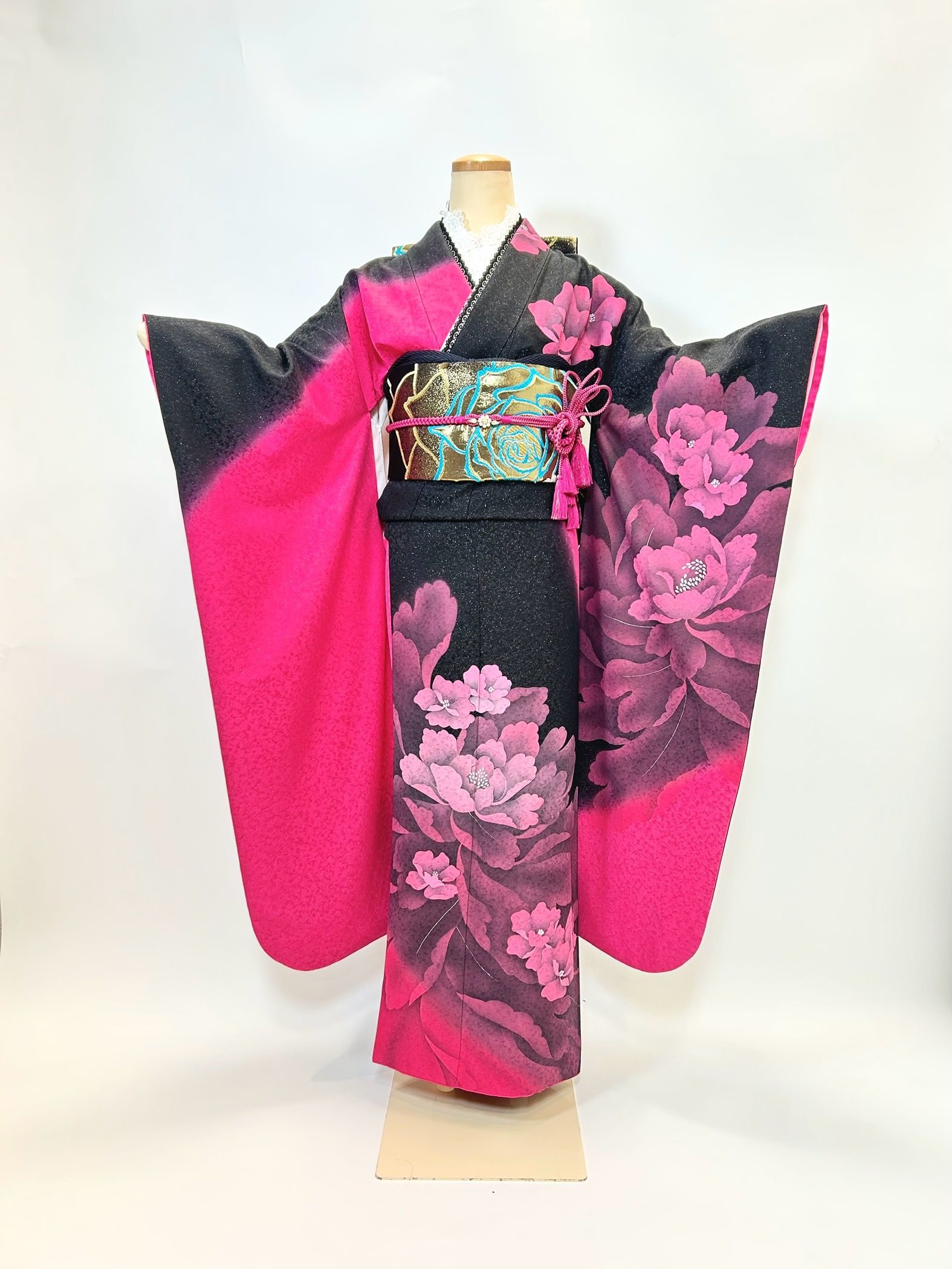 大きな牡丹が目を引く黒ピンクのバイカラー | 京都・大阪で振袖・前