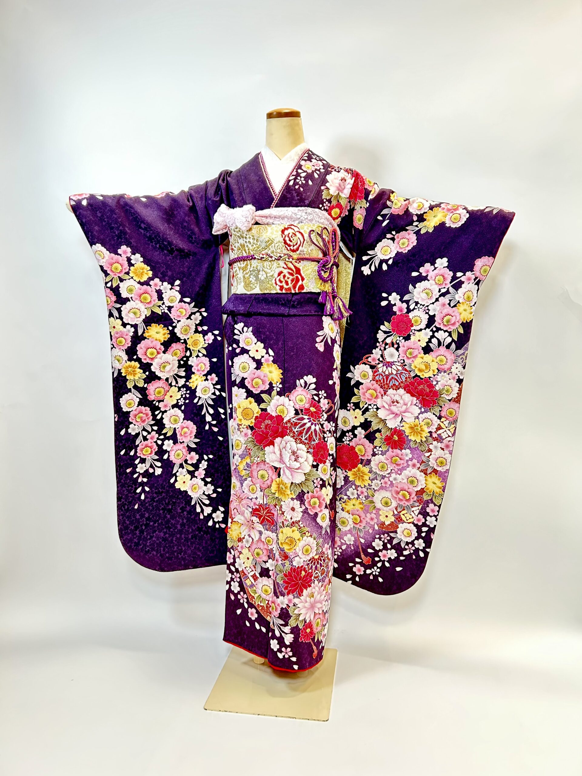 落ち着いた紫に牡丹と桜 | 京都・大阪で振袖・前撮りのことなら花⼗⾊