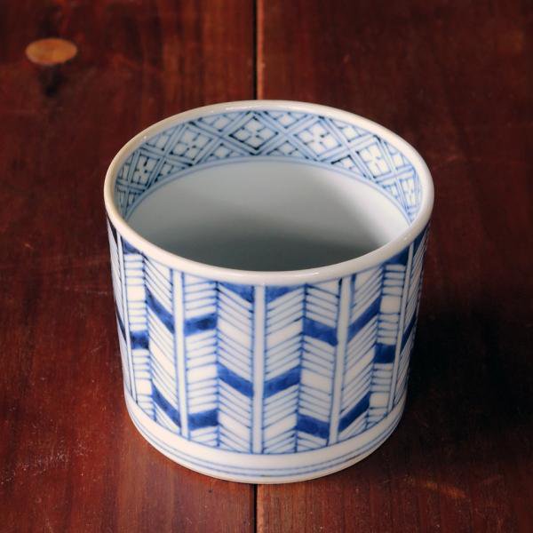 お値下げしました、古伊万里 染付 矢羽根 見込五弁花 そば猪口