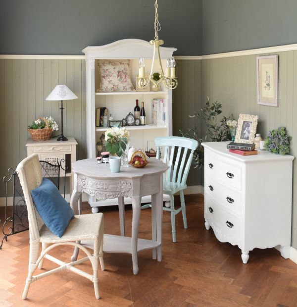 フランスらしいおしゃれなサイドキャビネット、アンティーク風のサイド