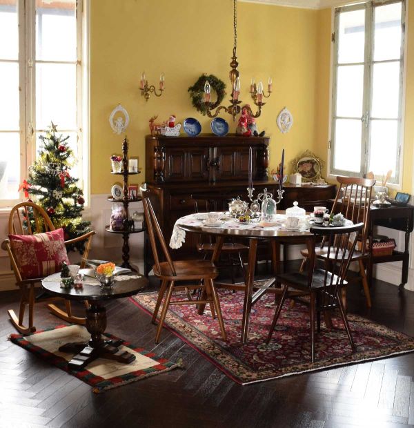 お花の刺繍が豪華なテーブルセンター、ボルドー色のお花のレースが入っ